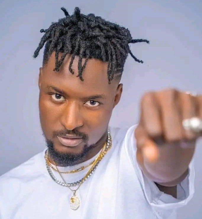 Bab’s OG à Initiatives News : « Je pense que la vie est une source d’inspiration inépuisable »