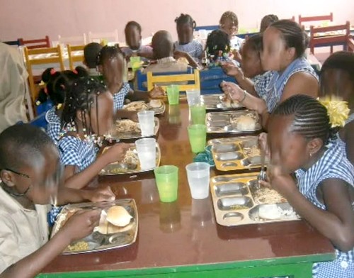 Vidéo. Cantines dans les villages: la recette des autorités mauritaniennes contre le décrochage scolaire